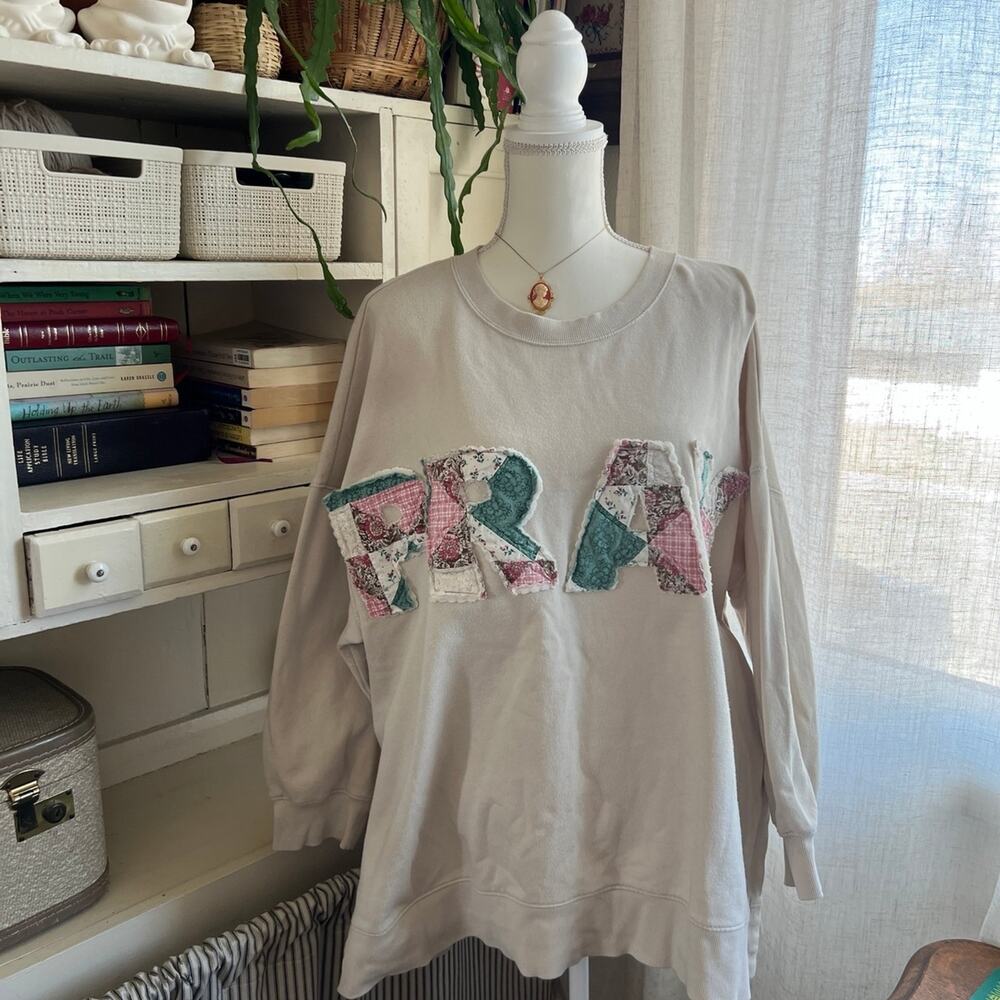 Upcycled antique quilt sweatshirt “PRAY” gray size XLARGE